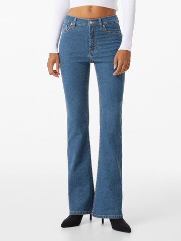 Bershka Flared Jeans in Blauw: voorkant