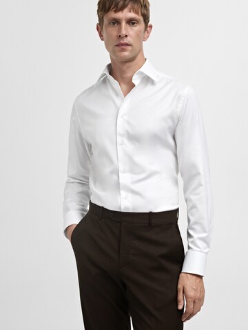 Coupe regular Chemise business 'Venecia' MANGO MAN en blanc : devant
