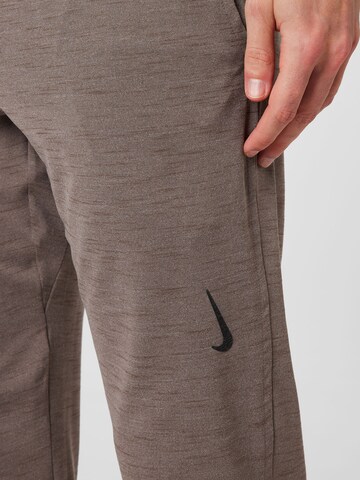 Effilé Pantalon de sport NIKE en beige