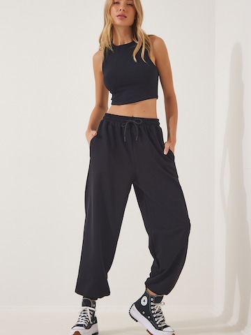 Happiness İstanbul Tapered Παντελόνι σε μαύρο