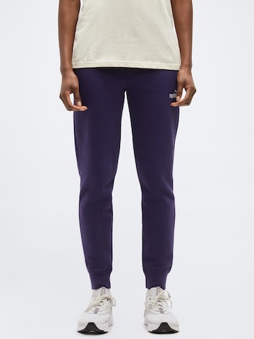 PUMA Tapered Urheiluhousut 'ESS' värissä lila: etupuoli