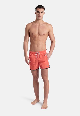 Pantaloncini da bagno 'TEAM STRIPE' di ARENA in rosso