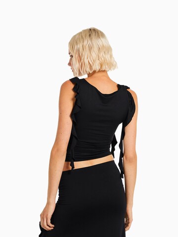 Top de la Bershka pe negru