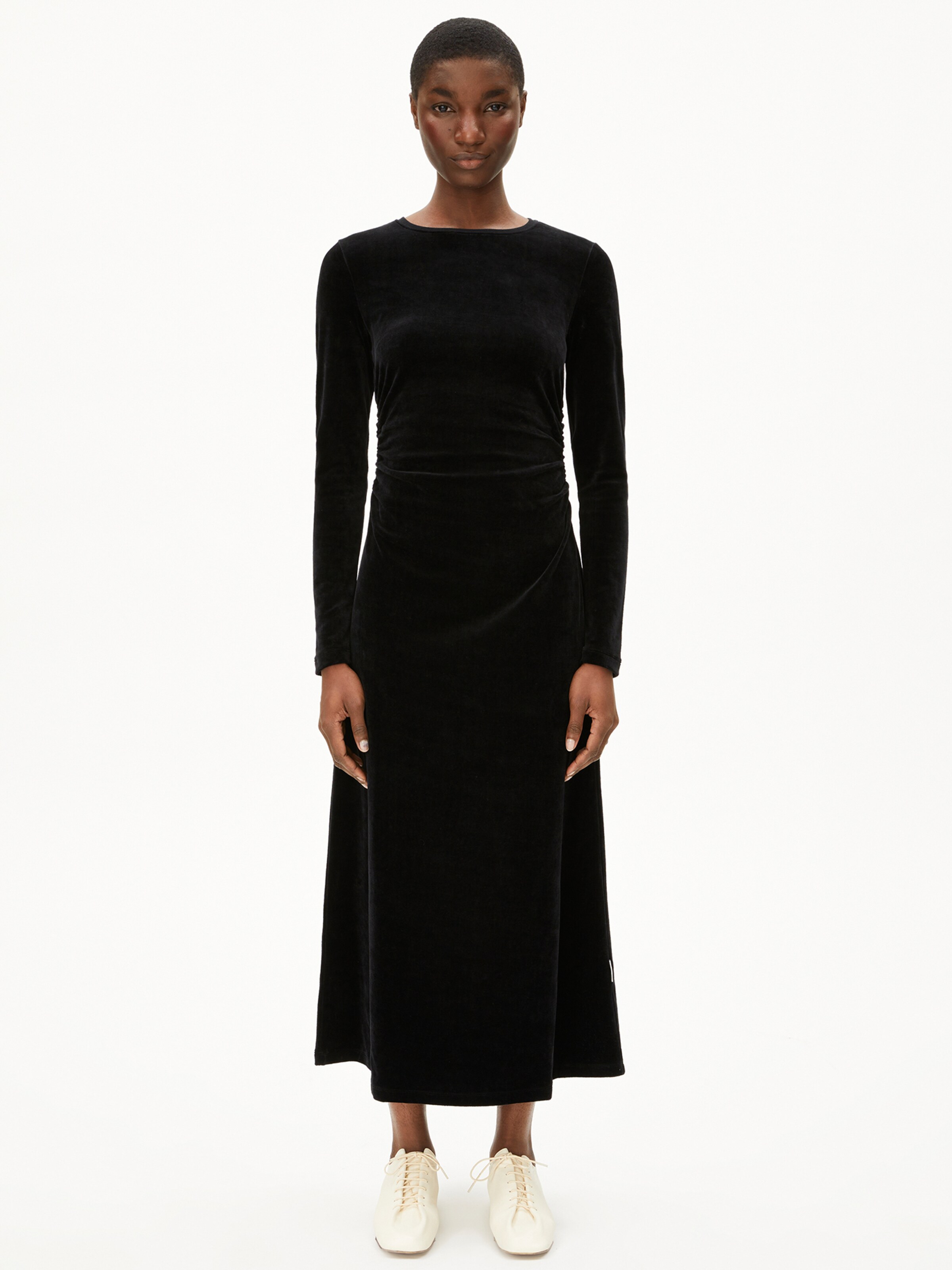 ARMEDANGELS Kleid ADAAJA VELVET in Schwarz: Vorderseite