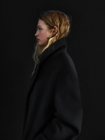 BershkaPrijelazni kaput - crna boja