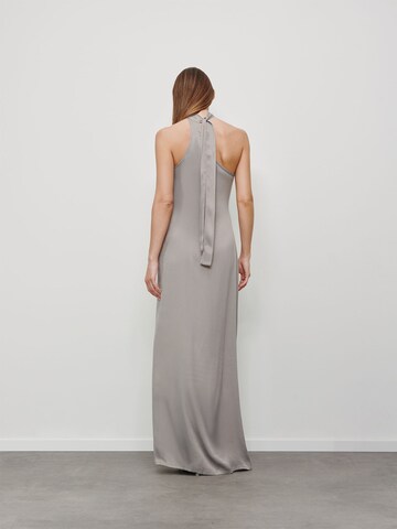 Abito da sera di RÆRE by Lorena Rae in grigio