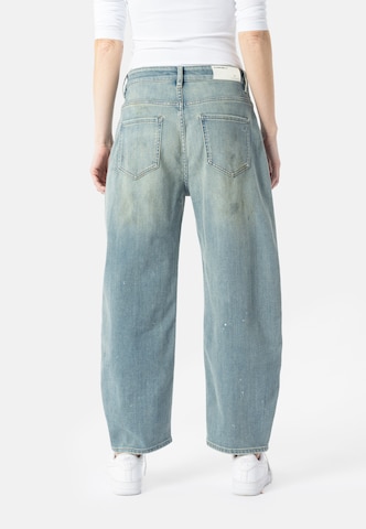Barrel Jean 'Yoana' Elias Rumelis en bleu