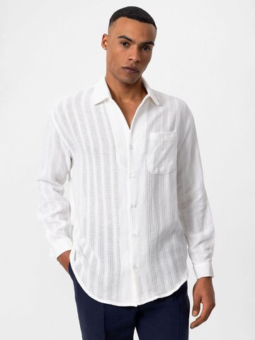 Antioch - Ajuste confortable Camisa en blanco: frente