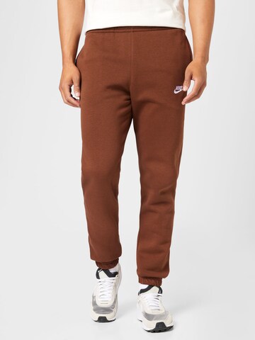 Nike Sportswear Zwężany krój Spodnie 'Club Fleece' w kolorze brązowy: przód