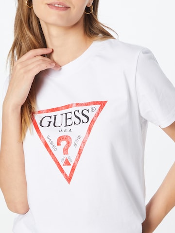 GUESS قميص بلون أبيض