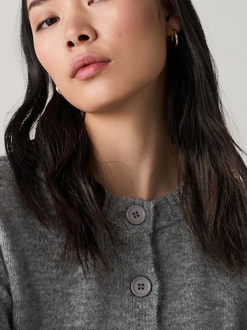 Cardigan Next en gris