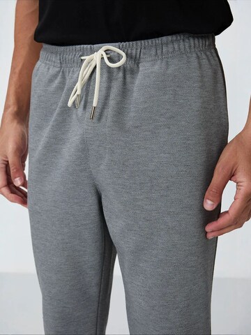 Tommy Life Zúžený Sportovní kalhoty 'Jogginghose' – šedá