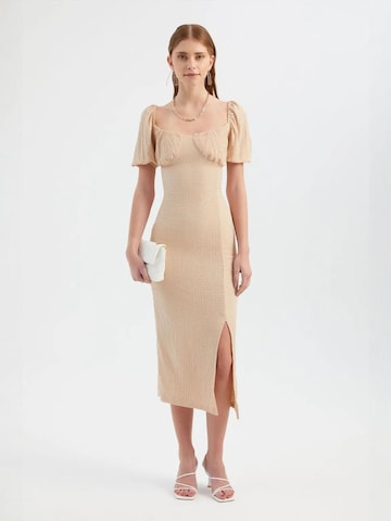 Abito di Hiccup in beige