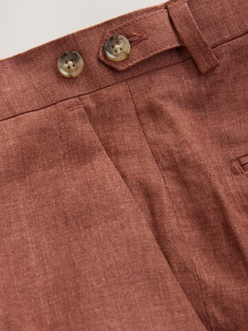 Coupe slim Pantalon à plis Next en marron