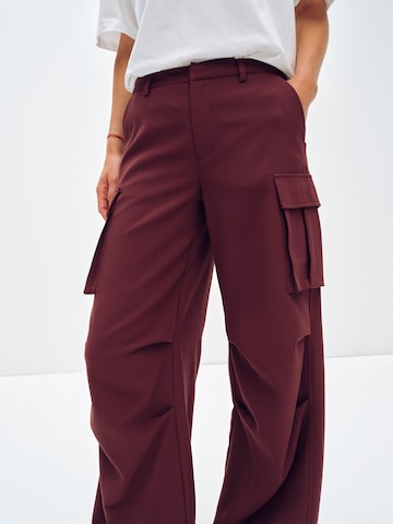 ABOUT YOU x Toni Garrn Ohlapna forma Kargo hlače 'Dakota' | rdeča barva