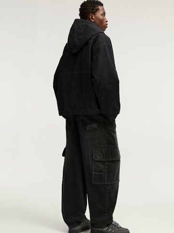 Pull&Bear Wide leg Cargojeans i svart
