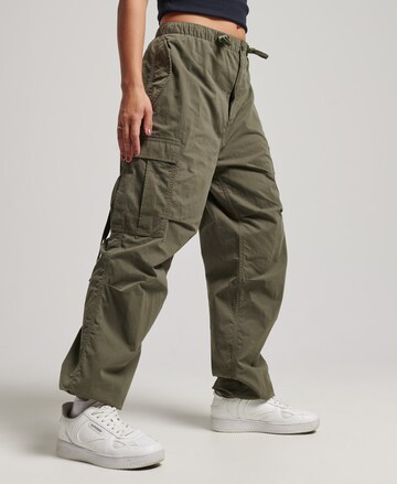 Superdry - Loosefit Pantalón cargo en verde: frente