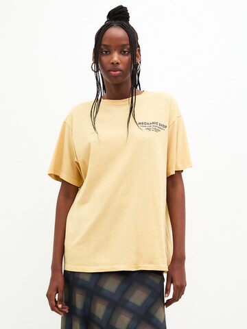 Tricou de la Pull&Bear pe galben: față