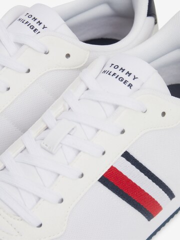 TOMMY HILFIGER Låg sneaker 'Essential' i vit