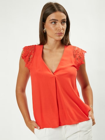 Influencer Blouse in Rood: voorkant