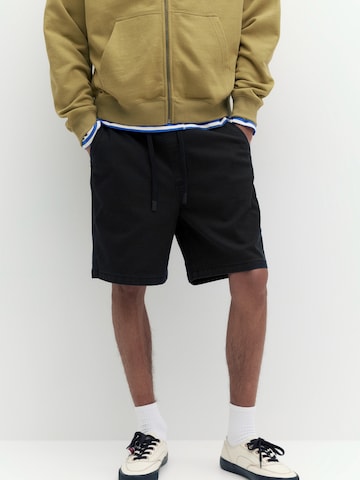 Pull&Bear Loosefit Housut värissä musta: etupuoli