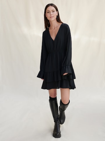 Robe 'Liliana' A LOT LESS en noir : devant