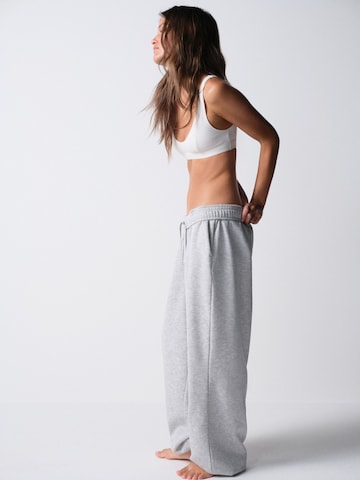 The Set Tapered Housut värissä harmaa
