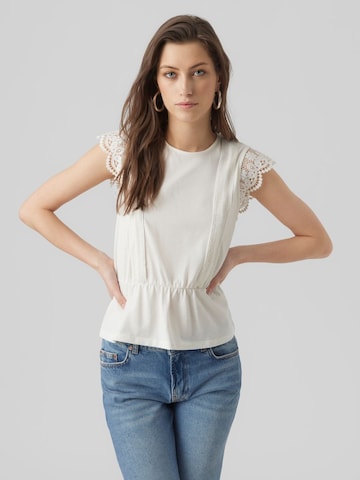 VERO MODA - Blusa 'CAIA' em branco: frente