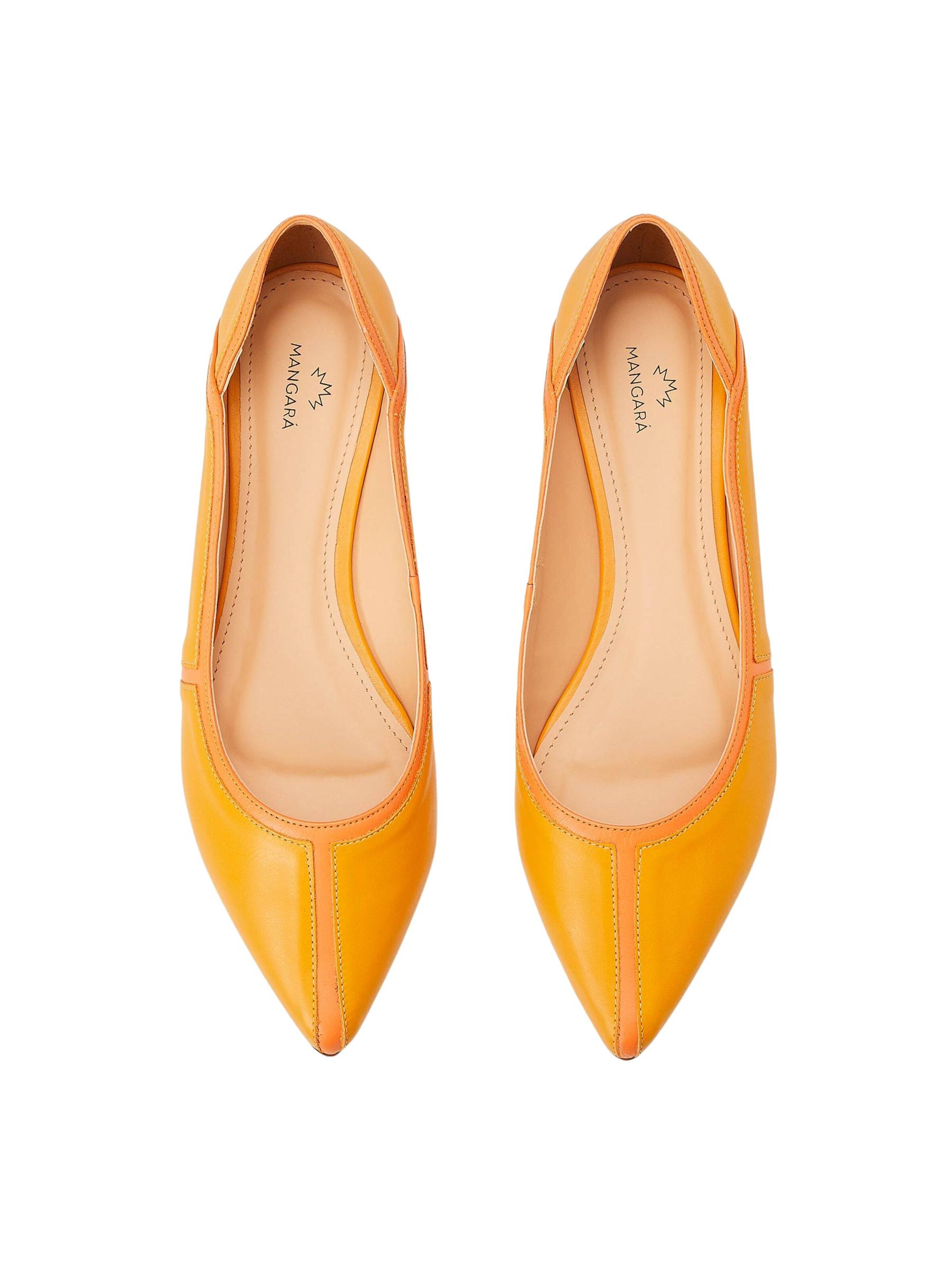 Ballerina 'Ballerines Mangara Pitanga en cuir' di Mangara Atelier in giallo