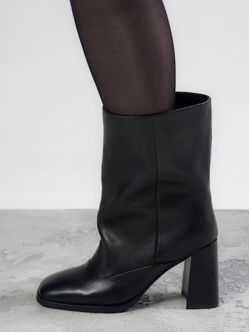 Estro Ankelboots '25118' i svart: framsida