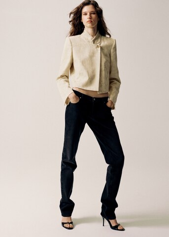 Wide leg Jeans con pieghe 'CAIT' di MANGO in nero: frontale