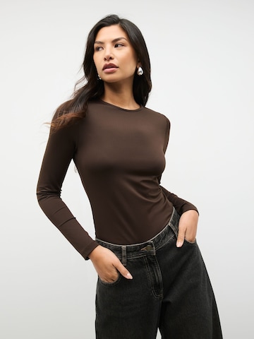 Next - Camiseta en marrón: frente