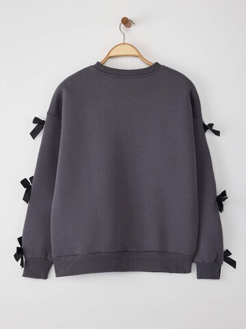 Sweat-shirt Trendyol en gris