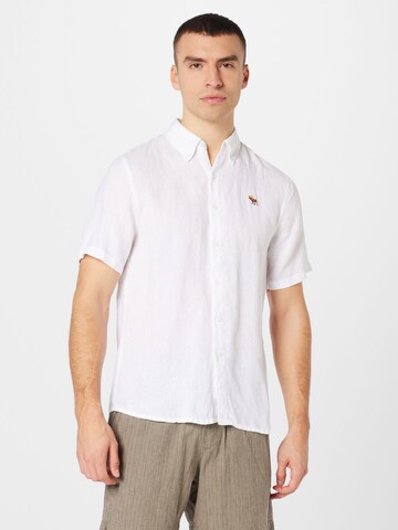 Coupe regular Chemise Abercrombie & Fitch en blanc : devant