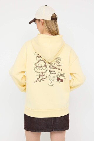 Sweat-shirt Trendyol en jaune : devant