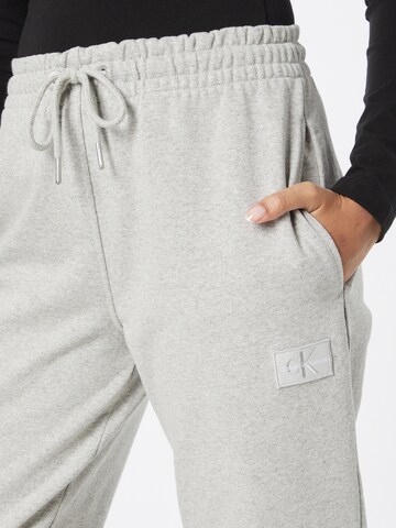 Effilé Pantalon Calvin Klein en gris