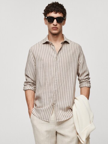 Coupe regular Chemise 'Rog' MANGO MAN en beige : devant