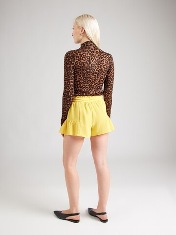ABOUT YOU Szabványos Nadrág 'Betty' - sárga