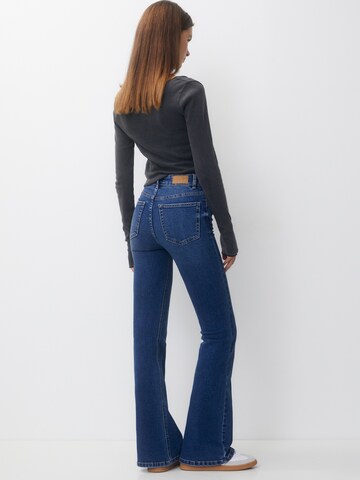 Pull&Bear Flared Jeans in Blauw