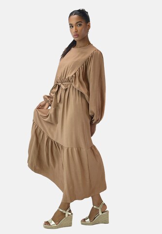 Elara Kjole 'Abaya' i beige
