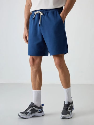 Tommy Life Shorts in Blau: Vorderseite