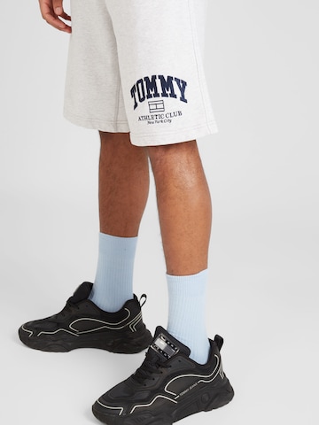Tommy Jeans Loosefit Housut 'Athletic' värissä harmaa