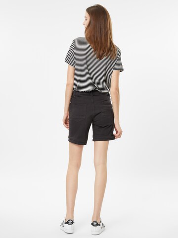 Stitch and Soul Regular Shorts in Grau