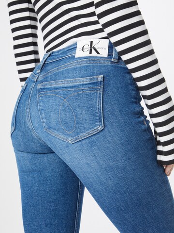 Calvin Klein Jeans ضيق جينز بلون أزرق