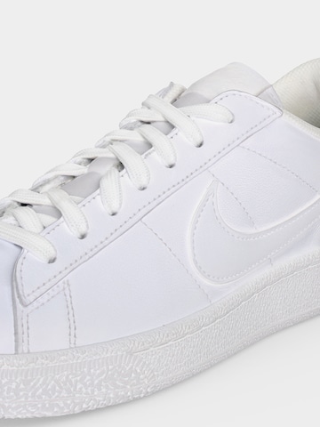 Baskets basses 'CLASSIC' Nike Sportswear en blanc