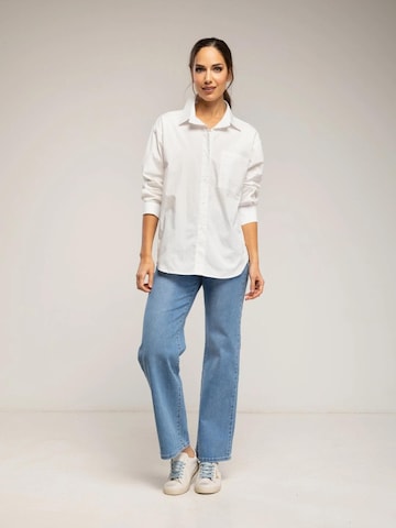 Tantra - Camiseta 'Camisa básica con apertura atras y bolsillo' en blanco