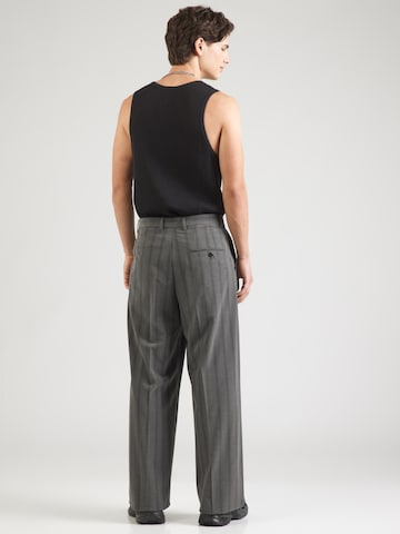 WEEKDAY Loose fit Trousers with creases 'Uno' in Grey