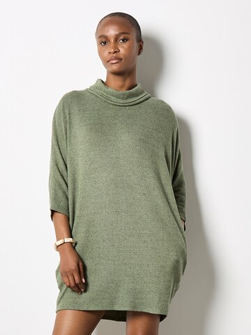 Robes en maille Apricot en vert : devant