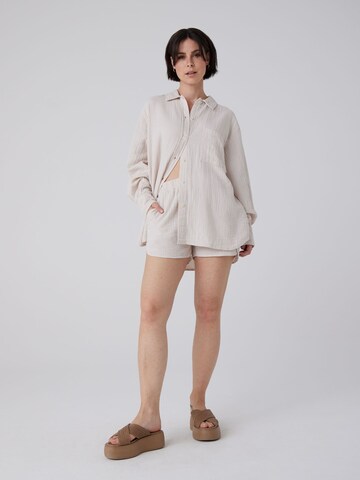 A LOT LESS Blouse 'NANA' in Beige: voorkant