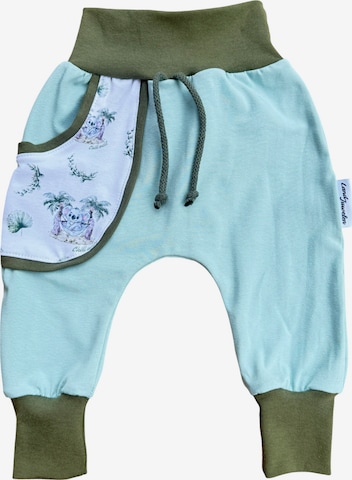 Land-Juwelen Regular Babyhose ' Handmade Koala ' in Grün: Vorderseite